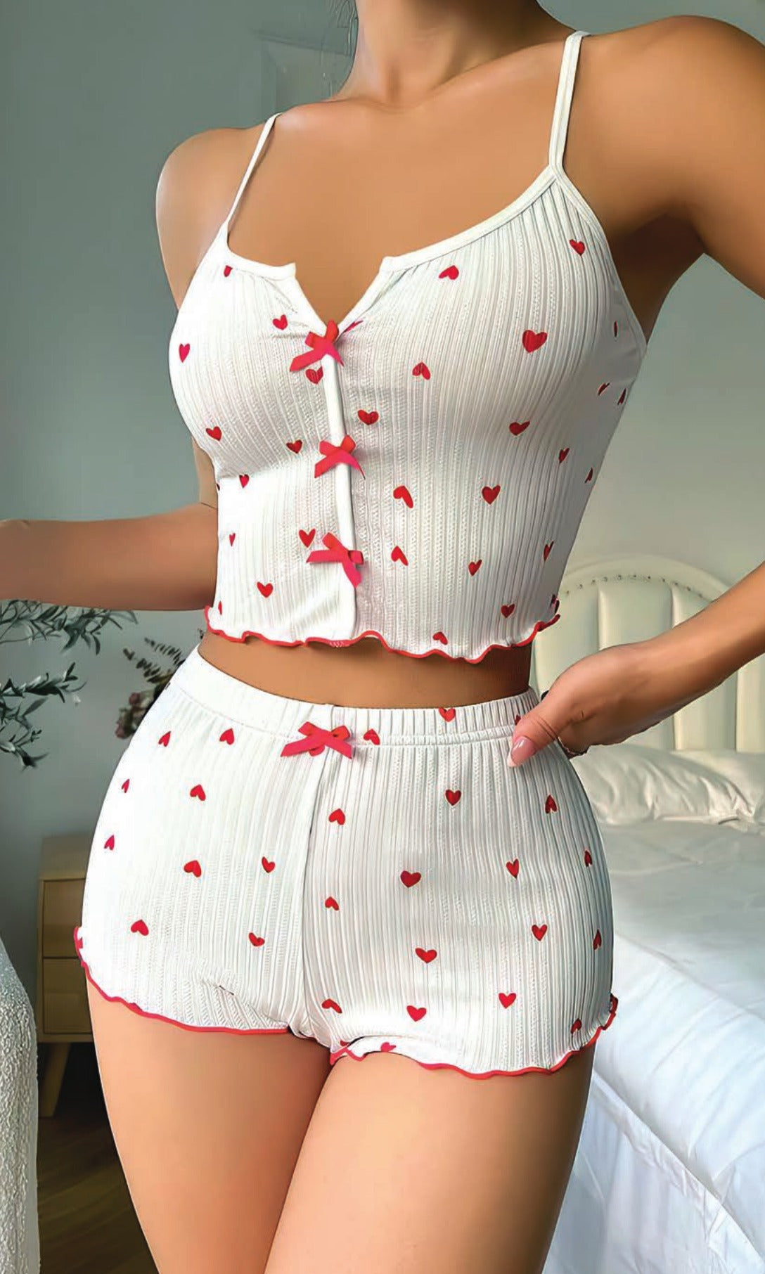 Beyaz Kalp Baskılı Fiyonklu Çapraz Askılı Pijama Takımı