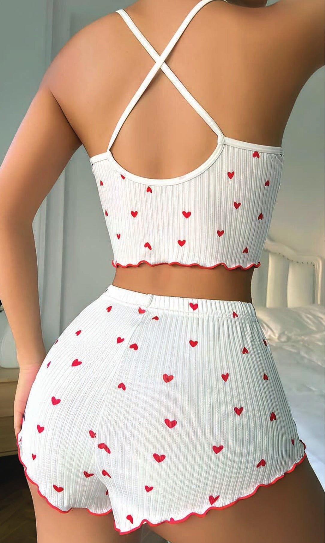 Beyaz Kalp Baskılı Fiyonklu Çapraz Askılı Pijama Takımı