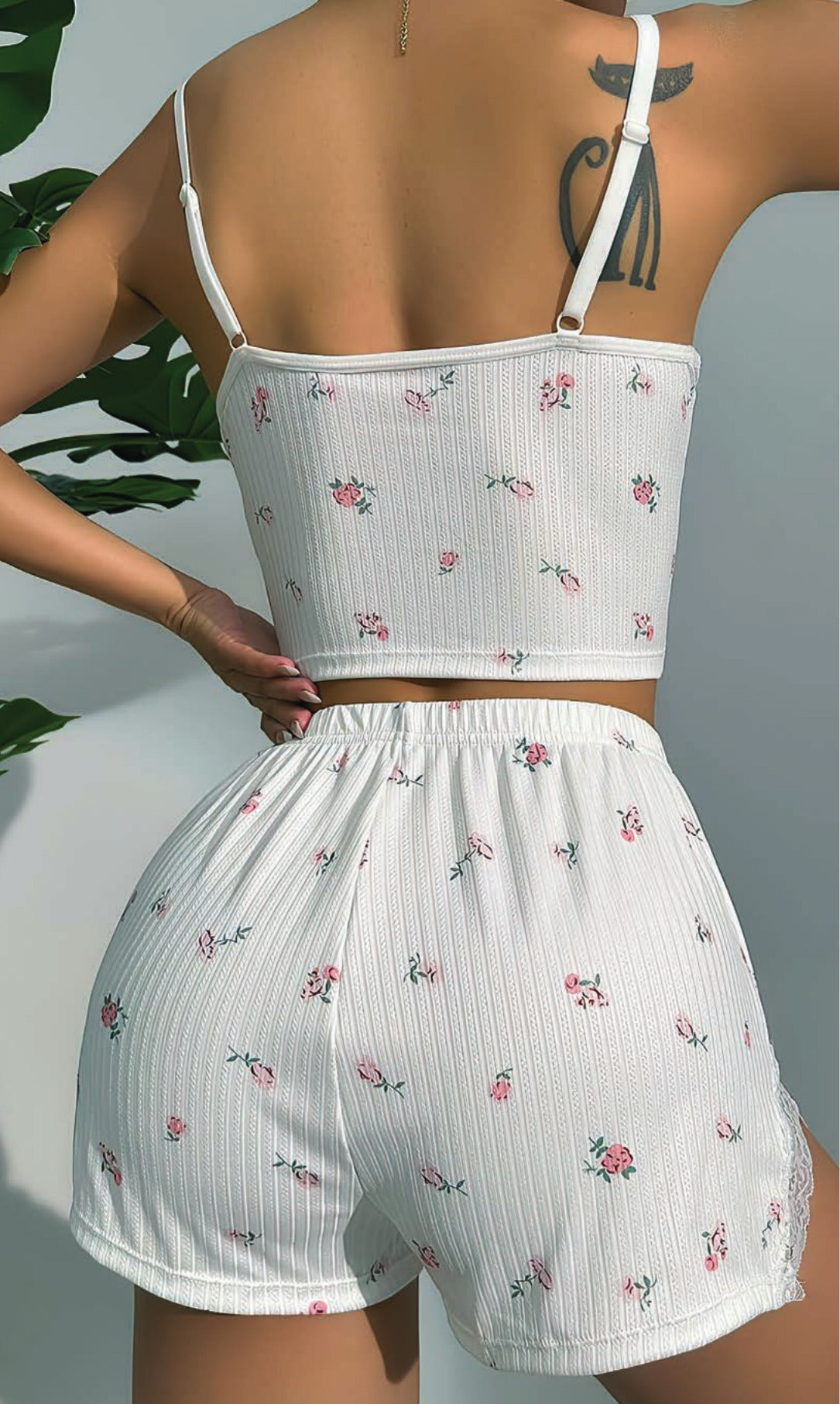 Beyaz Gül Baskılı Dantelli Askılı Şortlu Pijama Takımı