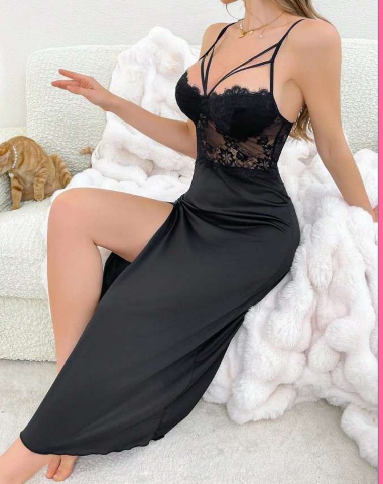 Siyah Saten Yırtmaçlı Gecelik